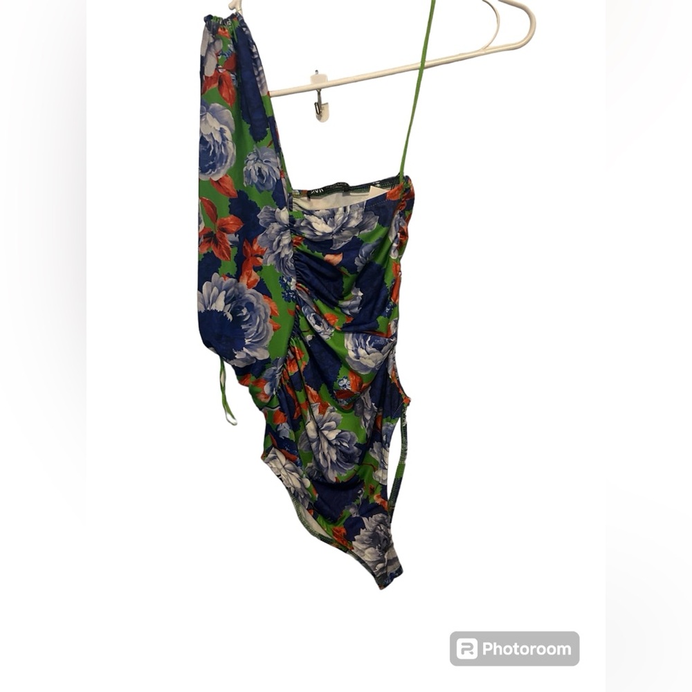 Zara One Sleeve Floral Asymmetric
Bodysuit size small nwt